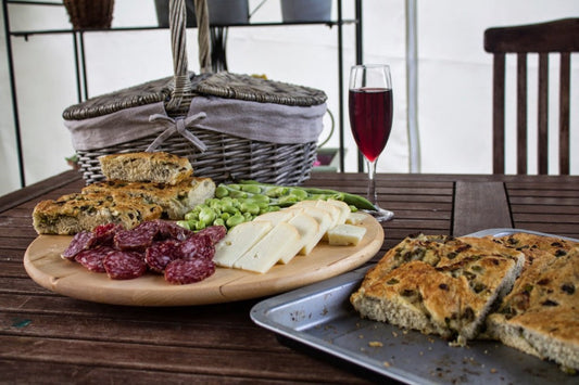Fave e Pecorino Romano con Ciauscolo: Tradizione del Primo Maggio da Gustare all’Aperto